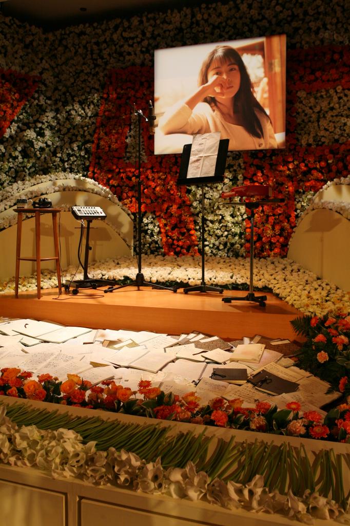 坂井さんの音楽葬には多くのファンが集まった。青山葬儀所、2007年6月27日撮影　（ｃ）朝日新聞社