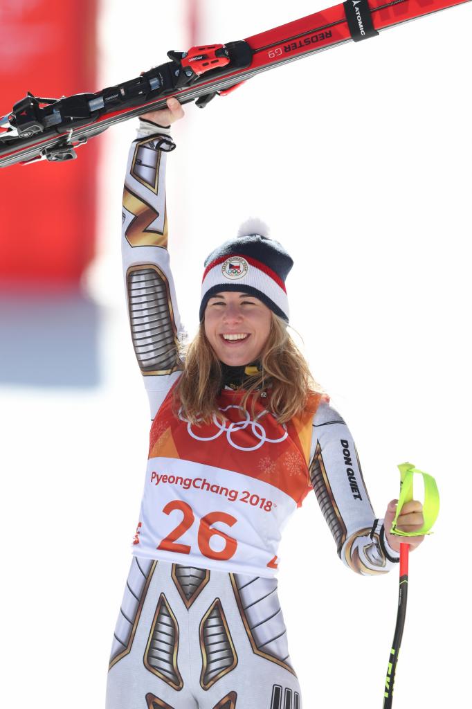 女子スーパー大回転で優勝し、表彰台でスキーを掲げるエステル・レデツカ。会見ではゴーグルを着用していた　（ｃ）朝日新聞社