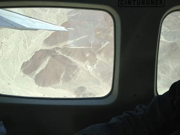 セスナの窓から見える「宇宙人」と呼ばれる地上絵。撮影はもちろん家内。僕も肉眼で確認はできました