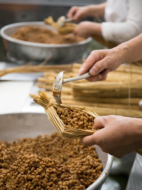 今年10月に創業70年を迎えただるま食品（茨城県水戸市）。売り上げの約半分を占めるという、わら納豆づくりの現場を、見せてもらった（写真／大野洋介）