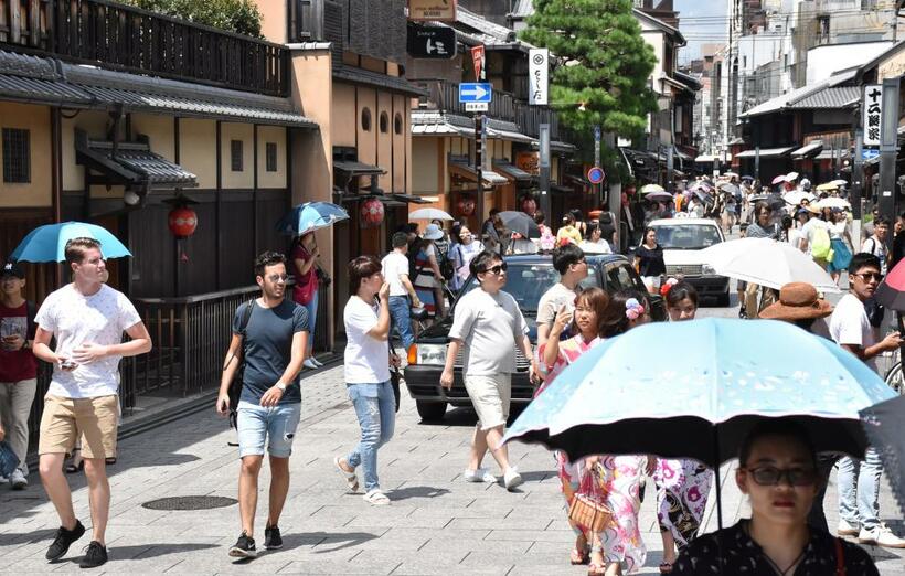 京都・祇園の花見小路は“観光客銀座”に。玄関先に入り込んだり、壁にもたれたりする人もいて、地元の人たちの普通の暮らしが脅かされている／２０１７年８月、京都市東山区で　（ｃ）朝日新聞社