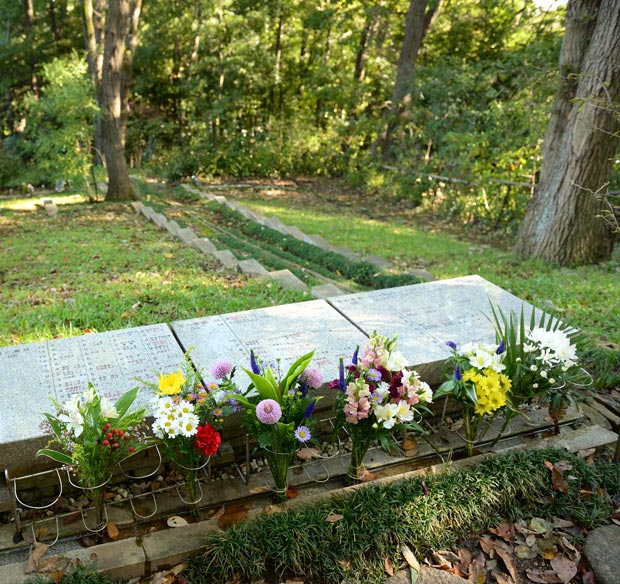 桜葬の共同銘板。存命の人は赤字、亡くなった人は黒字で刻銘されている（撮影／関口達朗）