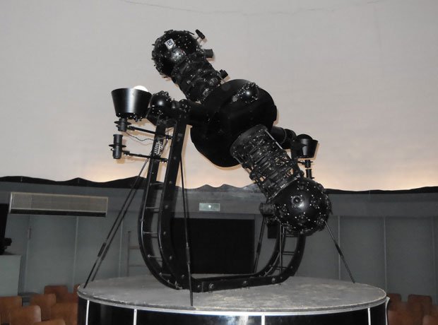 山陽小野田市青年の家の天文館にある、現役のコニカミノルタ製としては日本最古の投影機（山陽小野田市提供）