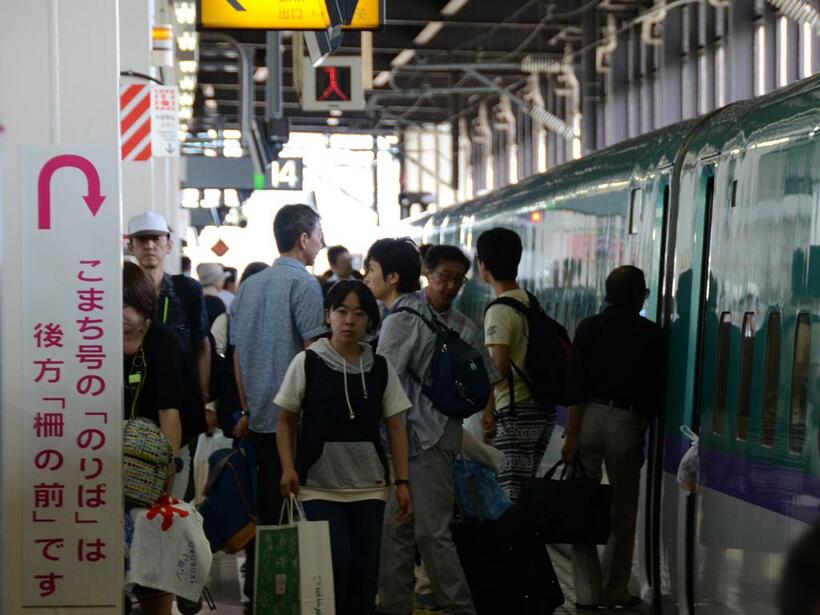 帰省ラッシュで混雑する盛岡駅に停車するH5系「はやぶさ」。東北新幹線の盛岡以北は席を指定しない特定特急券でも乗れる