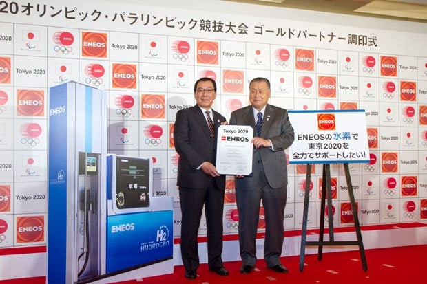 ゴールドパートナー契約を結んだJX日鉱日石エネルギー 代表取締役会長 木村康氏（写真左）と東京オリンピック・パラリンピック競技大会組織委員会会長 森喜朗氏