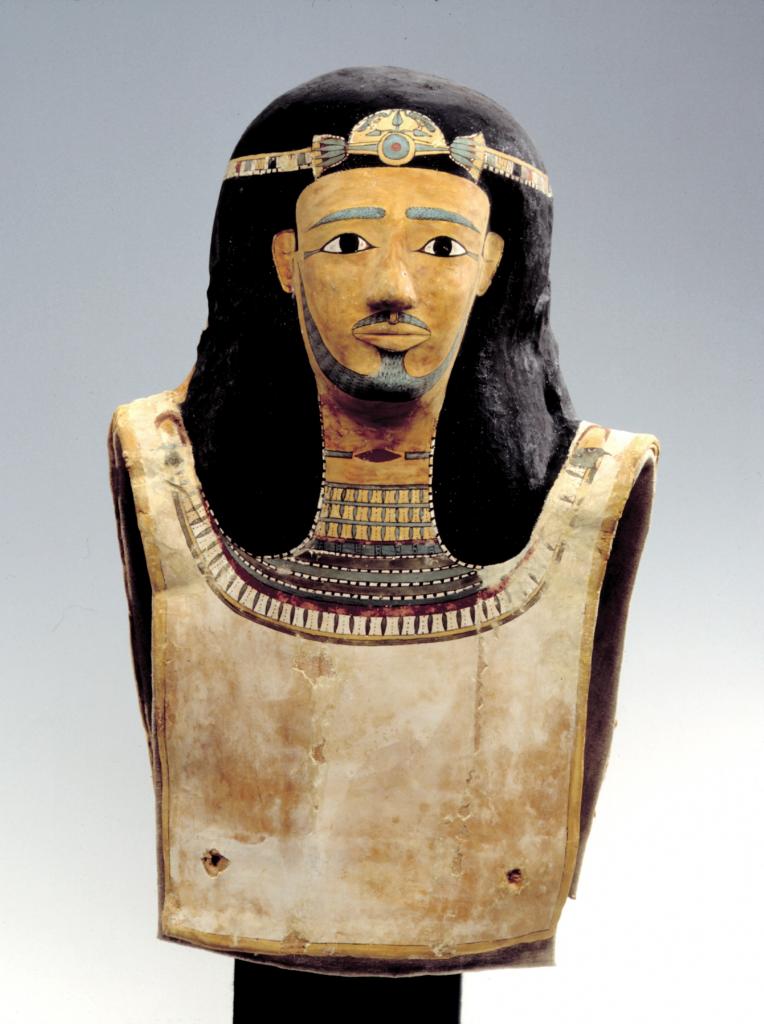 中王国時代のミイラマスク　彩色された石こう　エジプト　中王国時代、第１１王朝末～第１２王朝初頭（紀元前２０１０年ごろ～前１９７５年ごろ）　レーマー・ペリツェウス博物館所蔵　ROEMER UND PELIZAEUS-MUSEUM HILDESHEIM