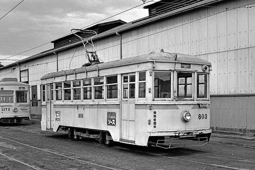 単車では日本最大の車体長と乗車定員を誇った横浜市電800型。この803号は1949年に交通局工場で鋼体化改造を受け、ブレーキも手用からエアーブレーキに改善されている。滝頭車庫（撮影／諸河久：1964年4月26日）