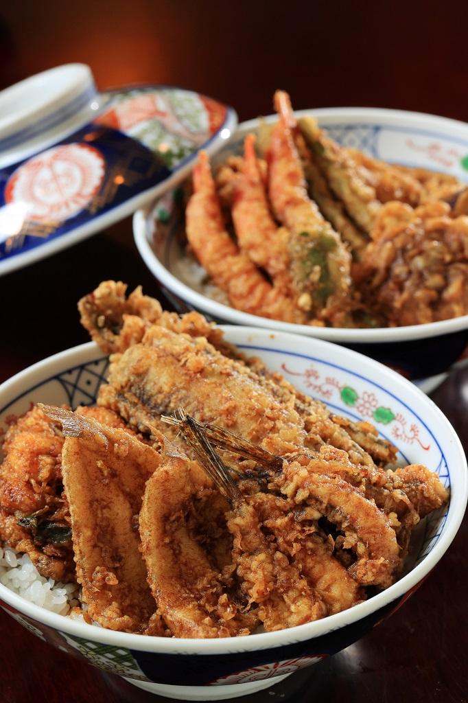 手前が小林丼、奥が小津丼（かきあげ、車海老、白身魚、野菜）。ともに3870円（撮影／松永卓也、写真映像部・東川哲也）