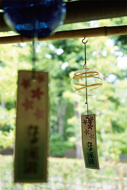 被写体は日陰にあり。背景は日が強く当たる逆光状態なのでプラス補正している。ガラスの透明感や質感もしっかり再現できており、わずかに二線ボケの傾向もあるが味としては悪くない●ソニーα9・AE（絞りf4・50分の1秒・＋1補正）・ISO100・AWB・JPEG
<br />