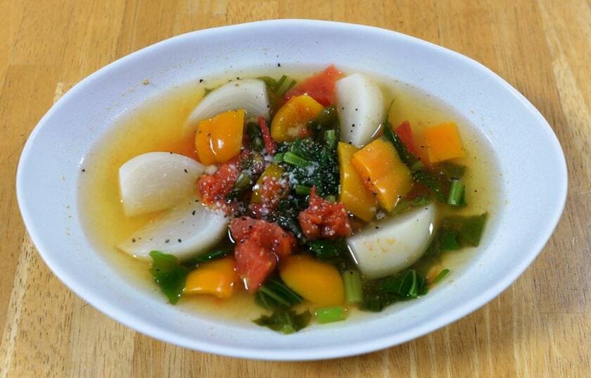 野菜スープのバリエーション。カブ、パプリカ、トマトで彩った