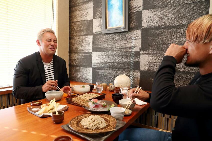 元IWGPジュニアタッグ王者のSHOとランチ。釣り仲間のSHOは「オカダさんは本当に面倒見がいい。食事は必ずおごってくれるし、釣りに行く時は車で迎えに来て、餌までつけてくれるんです」(撮影/加藤夏子)