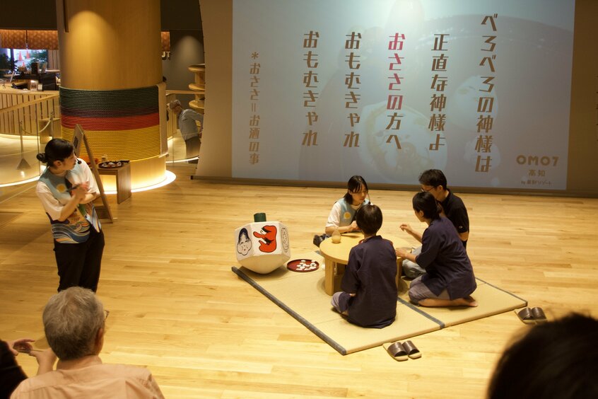 お座敷遊びの体験タイム。参加は希望制で、「可杯」と「菊の花」の2つのお酒遊びを体験することができる