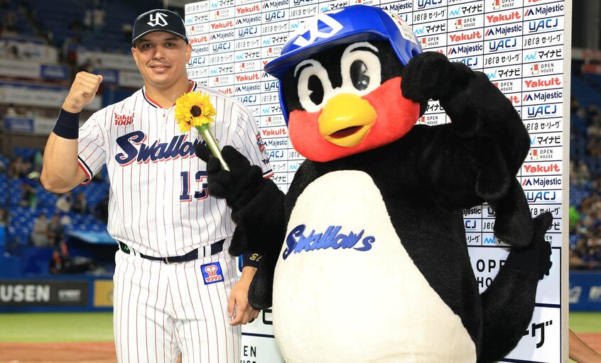 オスナ(左)とともにポーズをとるつば九郎(日刊スポーツ)