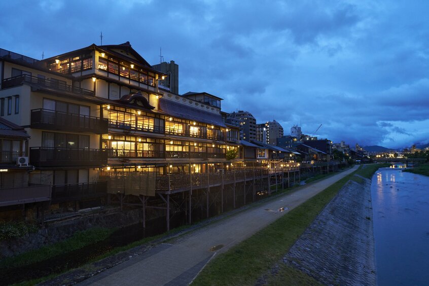 鴨川沿いに佇む大正モダン建築。かつては文人墨客の交流の場としても親しまれた photo JR東海提供
