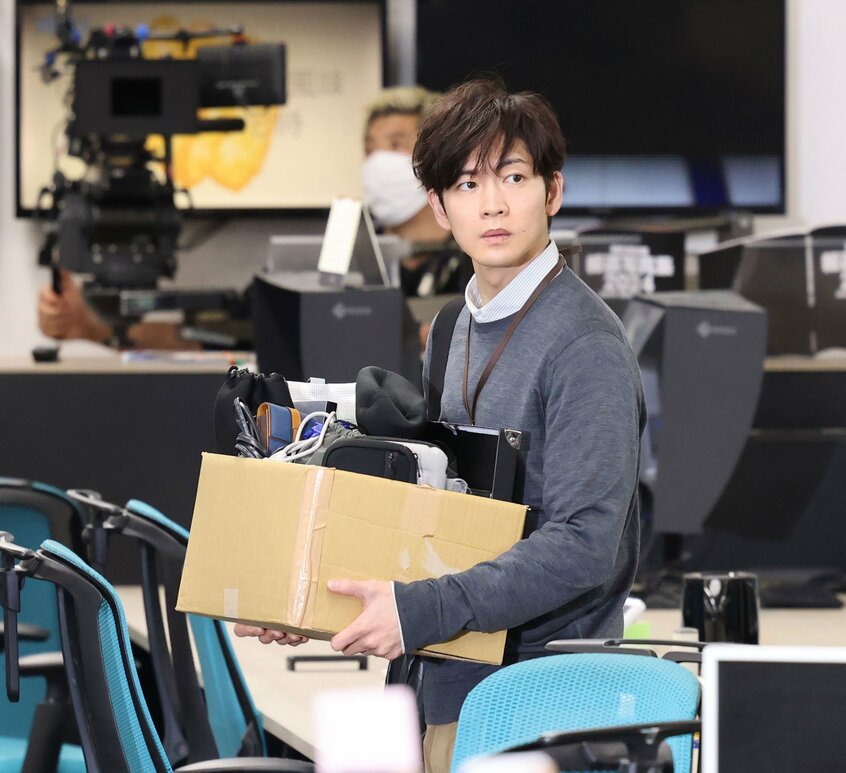 朝日新聞記者を演じる松下さん。東京・築地の本社では、編集局や動画配信スタジオなどで撮影が行われた(撮影/写真映像部・東川哲也)