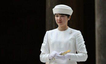 愛子さま 伊勢神宮参拝でお召しの白のロングドレスは、神聖さと清らかさの象徴