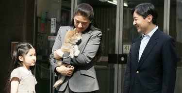 天皇ご一家の大切な「家族」　愛子さまが出すフードボールに「ぎゅうぎゅう」の子猫たち　愛子さまの腕からはみ出した子犬のフワフワの尻尾