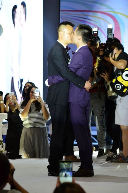 結婚式でキスをする孫文麟さん(右)と胡明亮さん。会場は幸せな雰囲気に包まれ、2人は多くの来場者から記念写真をせがまれた(撮影/金順姫)