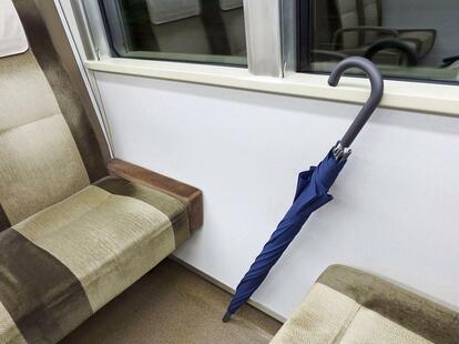 相互直通運転で、うっかりかけたままの傘は電車に乗って遠くまで行ってしまう可能性も（写真はイメージ）