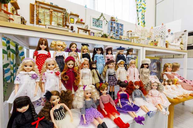 ドールブロガーtoyokaloonaさんの自宅の人形部屋。リカちゃんがズラリお出迎え(撮影/今村拓馬)