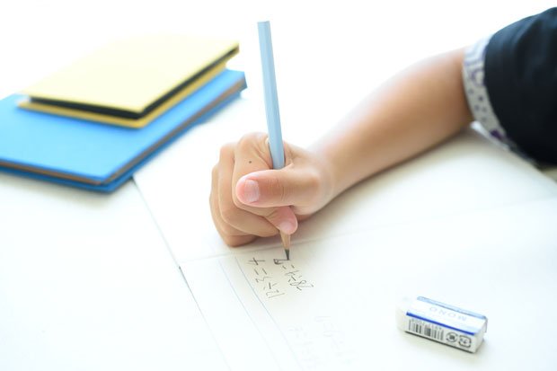 多くの子どもにとって避けては通れない受験勉強。小学生で経験するか、中学生で経験するか──。それぞれに長所も短所もある(撮影/篠塚ようこ)