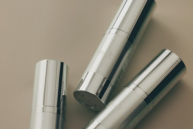 写真・図版(1枚目)| 【ヘラヘラ三銃士 まりなプロデュース】Shin&Me LUXE SERUM 100、販売開始から約3日で初回予定数量900本完売。アクセス集中によるサーバーダウンから特例延長を経て完売御礼。