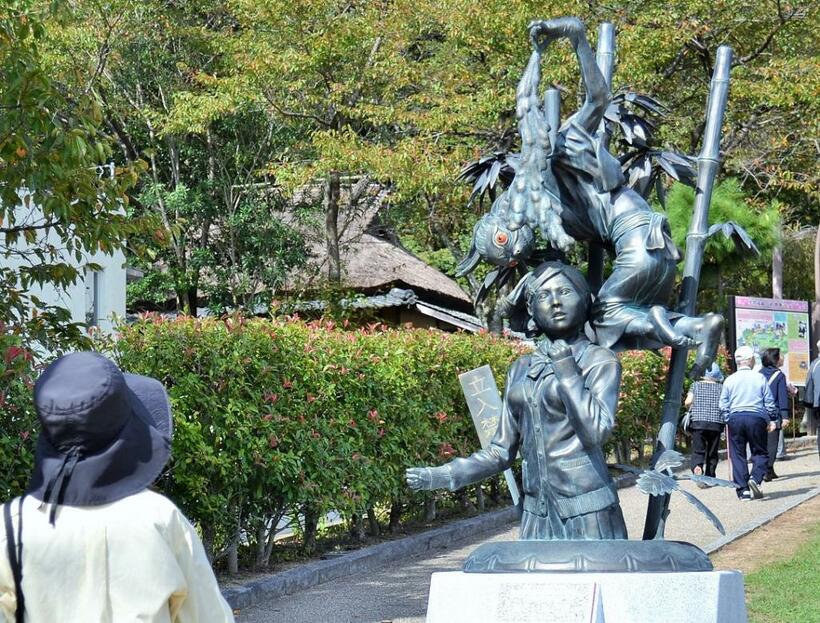 ２０１８年１０月に辻川山公園内に設置された第４回全国妖怪造形コンテスト・一般部門の最優秀作品「怪しい抜け道」（作者・青千代さん）の大型FRP像。左奥に見えるのが柳田國男の生家だ