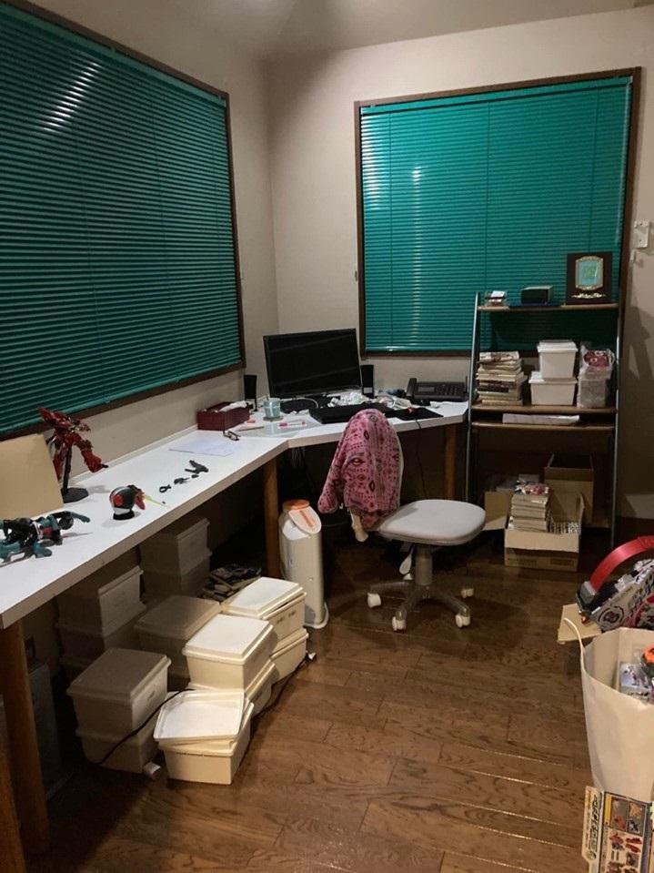 物が多い作業部屋。戸建ては広い分だけ物を溜めやすい／ビフォー