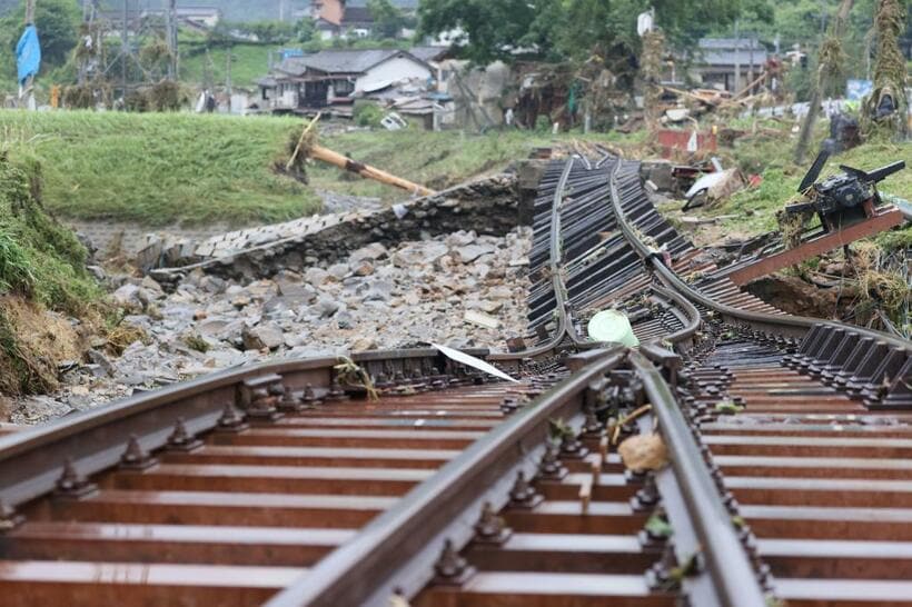 今夏の熊本豪雨で線路がえぐられたＪＲ渡駅付近　（ｃ）朝日新聞社