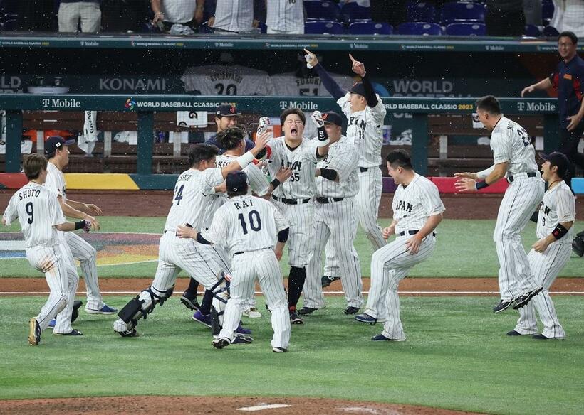 ＷＢＣ準決勝メキシコ戦でサヨナラ打を放ち、チームメートに祝福される村上宗隆選手