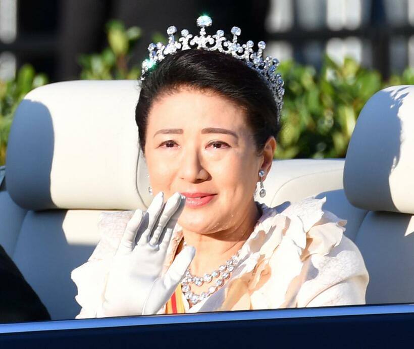 「祝賀御列の儀」では沿道の声援に涙ぐむシーンも　（ｃ）朝日新聞社