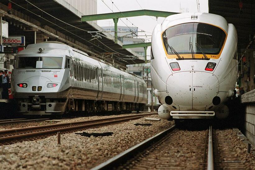 博多駅で出発を待つ787系「有明」（左）と885系「かもめ」（右）（C）朝日新聞社