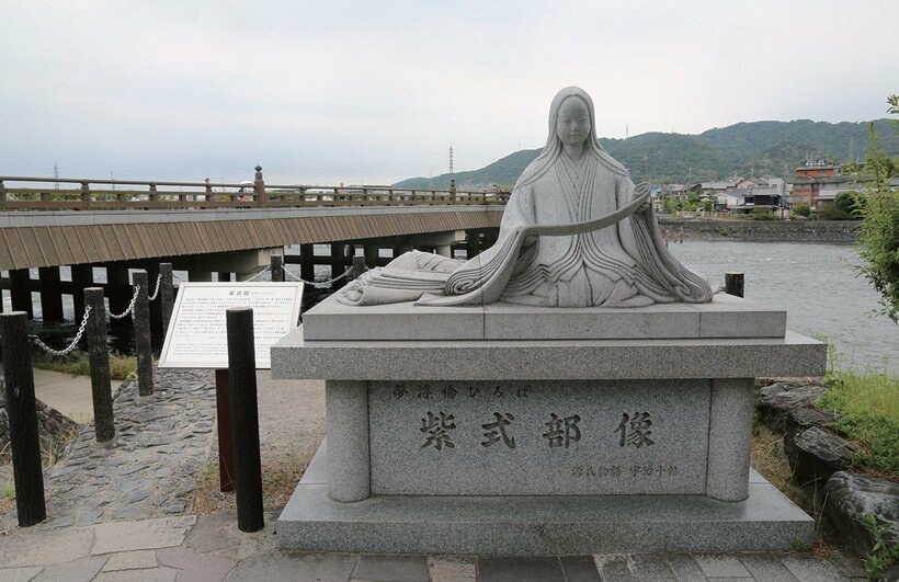 『源氏物語』五十四帖のうち、最後の十帖の舞台となった宇治の地に立つ紫式部像（京都府宇治市）／撮影　かみゆ歴史編集部