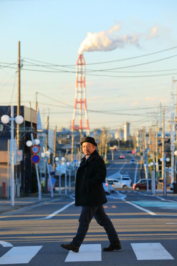 納得がいくロケ地を粘り強く探し続ける。選ぶのは郊外が多く、その土地の空気感が映画に滲み出る（撮影／松永卓也）