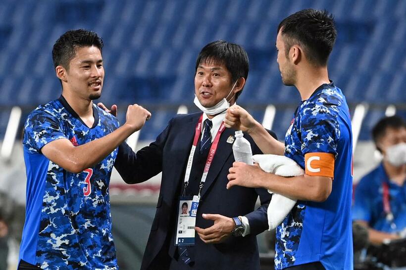 東京五輪メキシコ戦でフル出場した中山雄太（写真左）、森保監督、吉田麻也(Ｃ)朝日新聞社