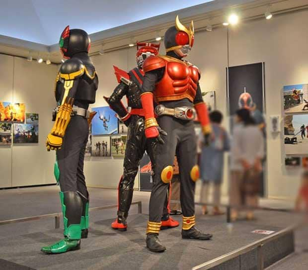 仮面ライダークウガやオーズなど平成ライダーシリーズを紹介する仮面ライダー展のコーナー　（ｃ）朝日新聞社