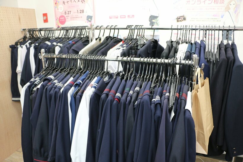 割安な中古学生服を取り扱う店も全国的に増えている＝東京都内、米倉昭仁撮影