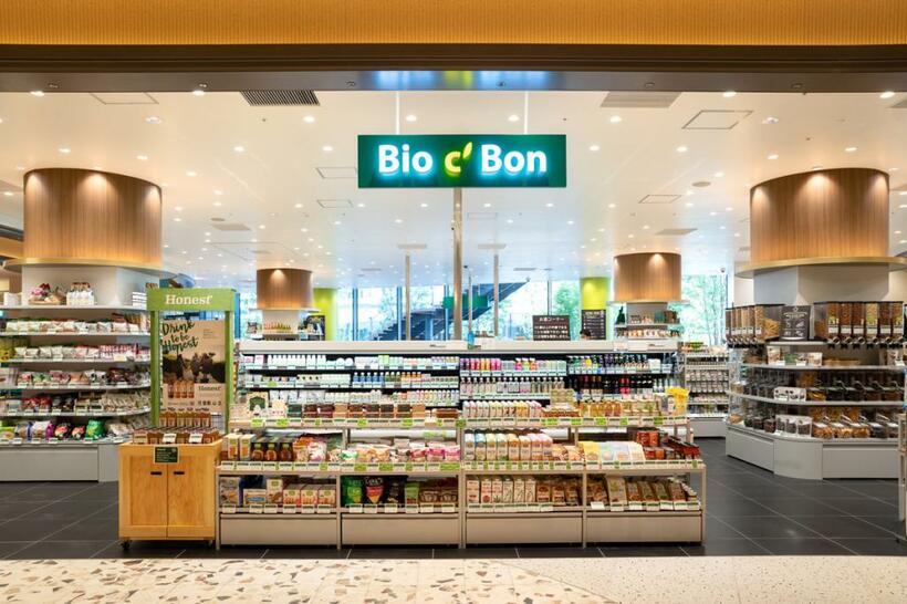 フランス発のオーガニック（フランス語だとビオ）スーパーマーケット「ビオセボン」。新鮮な生鮮食品と日常使いできる価格が人気を呼び、フランスを中心にヨーロッパで140店舗以上を展開。2016年に日本初上陸。第1号店は東京・麻布十番に開設。「オーガニックっていいね」の気持ちをもっと身近に感じられる店づくりをモットーに店舗数を拡大している。現在、店舗は東京都、神奈川県のみ。全国発送のオンラインストアを展開中。店舗検索、問い合わせ