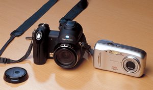 右が、いつも鞄に入れて持ち歩いているオリンパスキャメディアX-550。空やビルなど日常で気になるものは何でも撮るという。左がコニカミノルタディマージュZ5。連写機能があり、限られた時間に取材のメモとして多くのものを記録できるので気に入っている