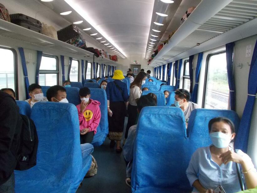 硬座車両の車内。通路を挟んで6人席、4人席と狭い（下川裕治さん撮影）