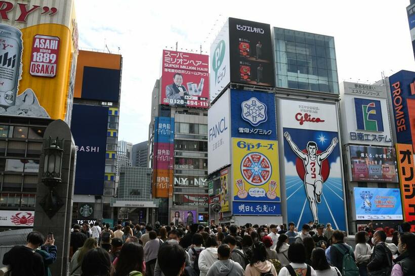 人であふれるグリコの看板前の戎橋＝２０２３年３月１６日