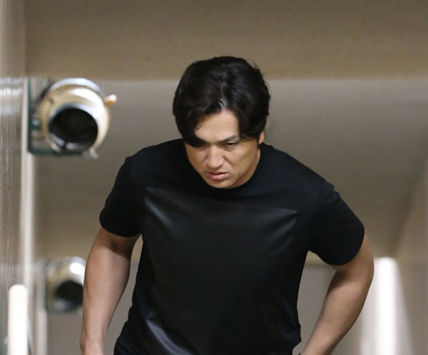 西武に１３点を許して１３連敗を喫し、球場を引きあげる巨人の高橋監督 　 (ｃ)朝日新聞社