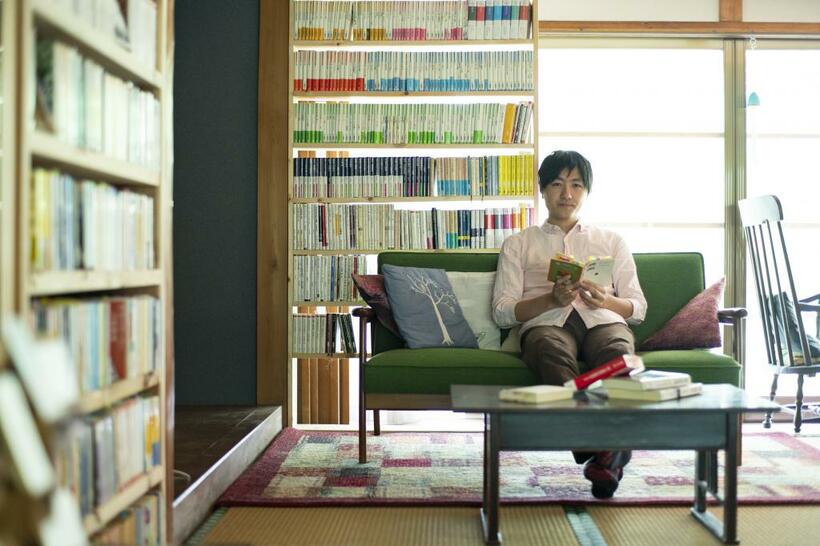 青木真兵さんは移住した奈良県東吉野村で人文系私設図書館Ｌｕｃｈａ　Ｌｉｂｒｏ（ルチャ・リブロ）を運営。古代地中海史の研究も続ける（撮影／西岡潔）