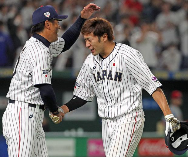 日米野球でサヨナラ本塁打を放ち、稲葉監督と握手する柳田（右）　（ｃ）朝日新聞社