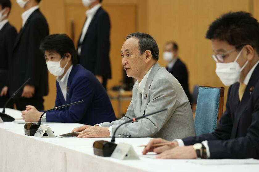 新型コロナ感染症対策の進捗に関する閣僚会議で発言する菅義偉首相(c)朝日新聞社