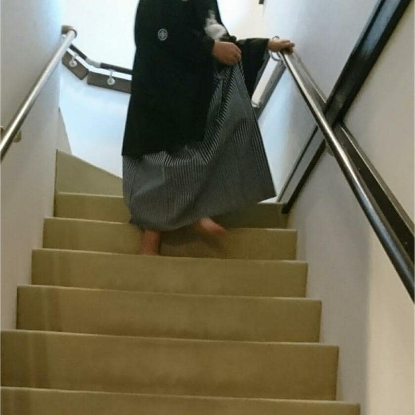 袴を着て階段の昇り降りを練習しているところ／江利川さん提供