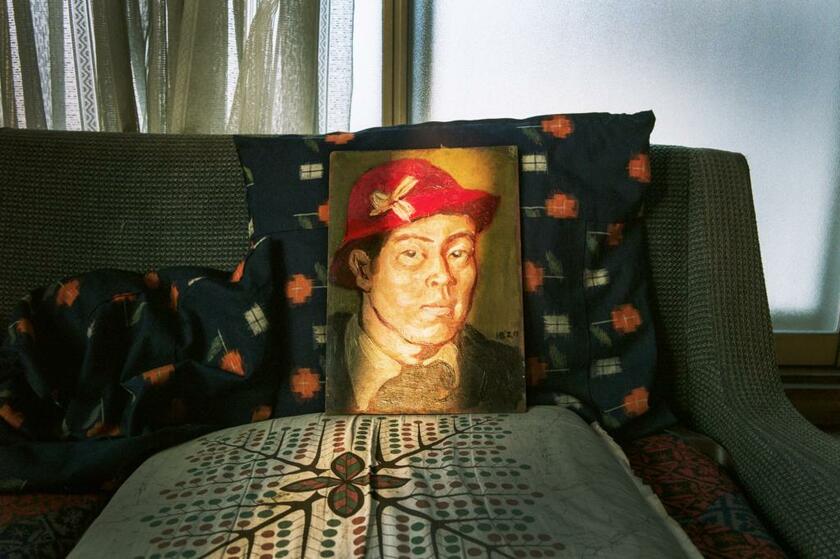 1943年2月11日に菱谷さんが描いた「赤い帽子の自画像」（撮影：高橋健太郎　以下同）