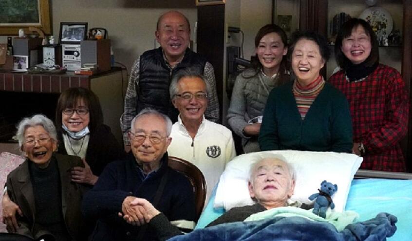 比留間亨一さん(前列右)は、テレビ局勤務の頃から家族ぐるみの交流を続けてきた元上司の鈴木茂夫さん(89)と固い握手(写真:比留間さん提供)