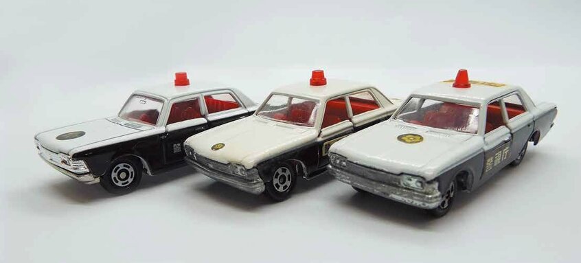 赤色灯(警光灯)の先端が尖っている初代のクラウンパトカー(右)と、平らになっている1997年復刻版(中)。左は2020年発売の50周年記念版(写真/森永卓郎)