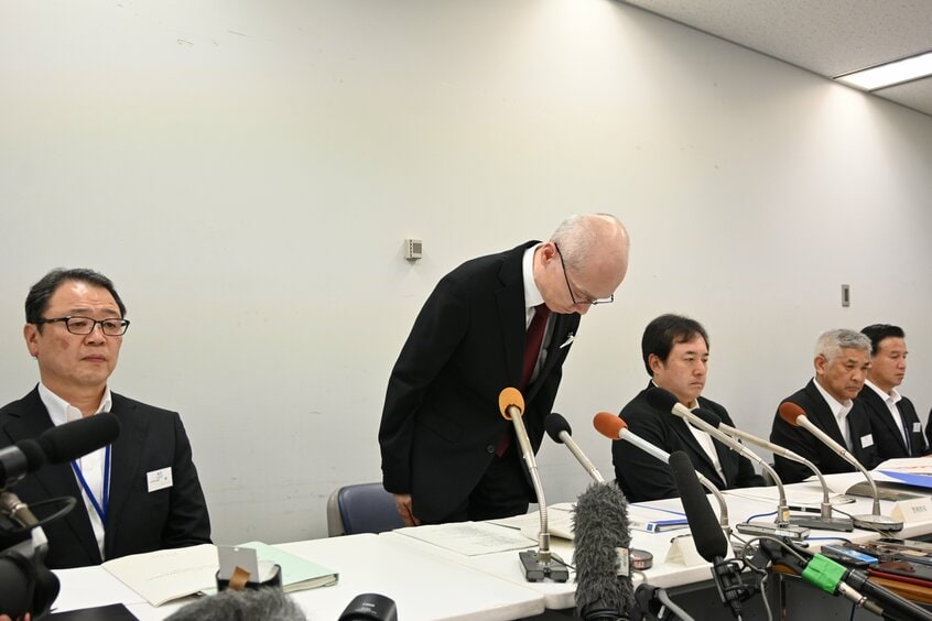不祥事の再発防止策の発表前に頭を下げる鹿児島県警の野川明輝本部長(左から2人目)=2024年8月2日、鹿児島県警本部